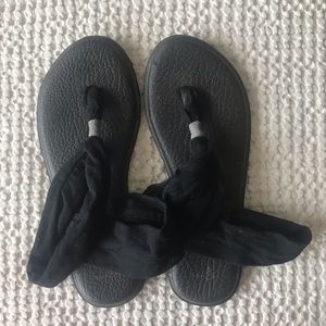 Black Sanuk yoga sandals!!